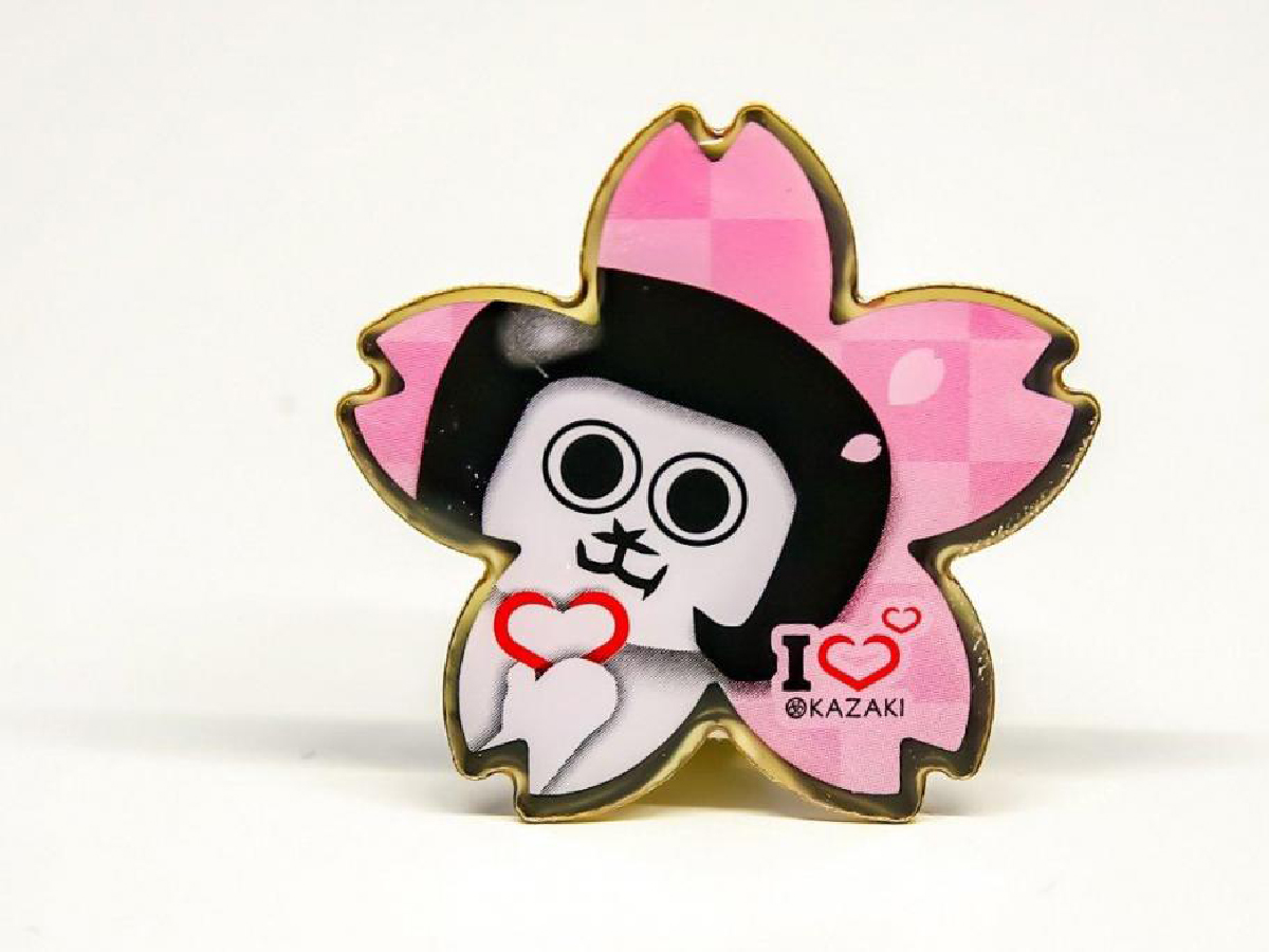 オカザえもんデザインのさくらピンバッジ