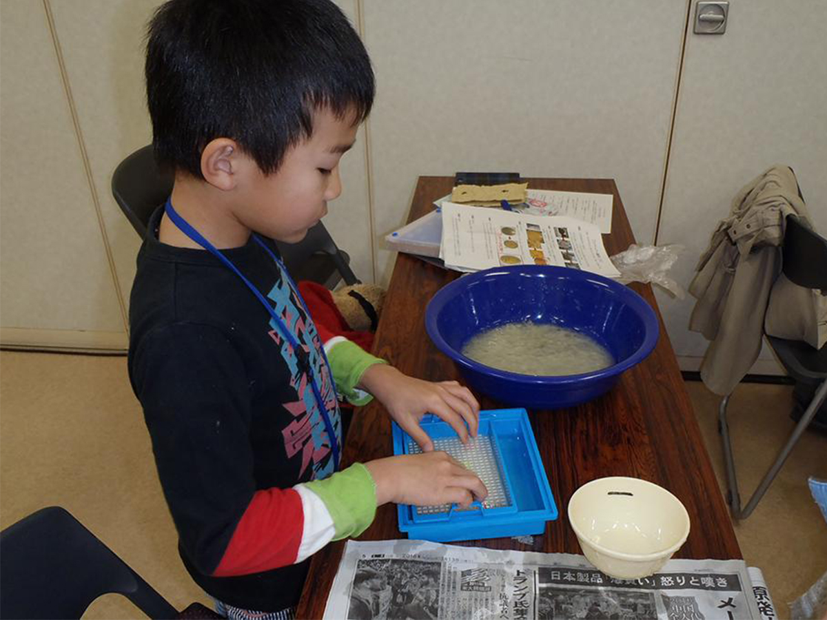 ゾウさんのうんちで紙作り